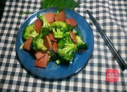 西兰花炒火腿肠的做法图解6