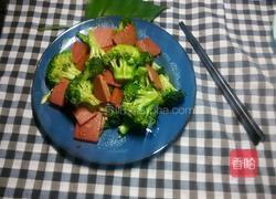 西兰花炒火腿肠的做法图解7