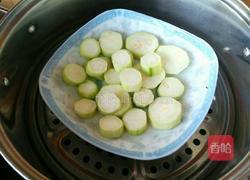 蒜蓉丝瓜爱心蛋的做法图解2