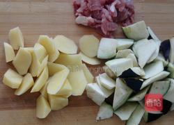茄子炖土豆的做法图解1