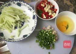 粉丝鸡蛋黄瓜的做法图解2