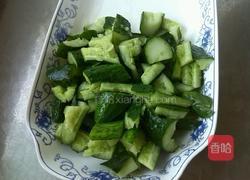 黄瓜拌油条的做法图解1