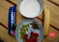 圣女果香蕉炒酸奶的做法图解1