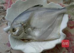 香煎白鲳鱼的做法图解1