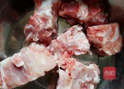 玉米胡萝卜山药猪骨汤的做法图解1