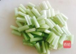 虾仁炒芹菜的做法图解2