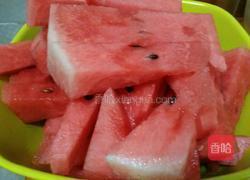 鲜榨西瓜雪梨汁的做法图解3