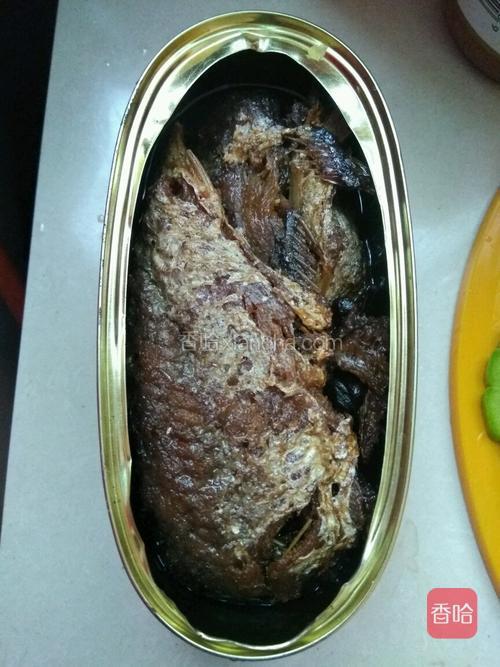 鱼罐头打开待用.