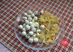 银耳莲子百合汤的做法图解2