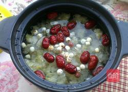 银耳莲子百合汤的做法图解3