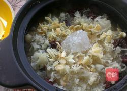 银耳莲子百合汤的做法图解4