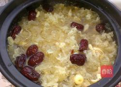 银耳莲子百合汤的做法图解5