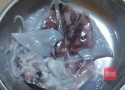 鱿鱼炒韭菜的做法图解2