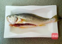 红烧黄鱼的做法图解1