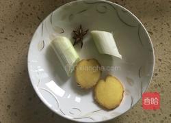 黄瓜拌猪皮的做法图解2