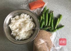 鲑鱼芝麻饭团的做法图解1