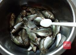 酥小鲫鱼的做法图解1