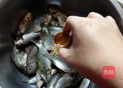 酥小鲫鱼的做法图解3