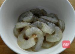 西兰花腰果炒虾仁的做法图解1