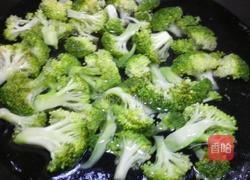 西兰花腰果炒虾仁的做法图解2