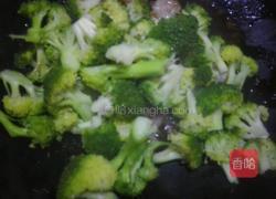 西兰花腰果炒虾仁的做法图解7