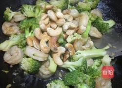 西兰花腰果炒虾仁的做法图解9