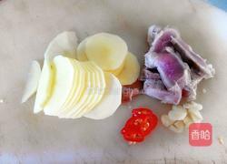 土豆片炒肉的做法图解1