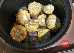 玉米排骨汤的做法图解4