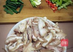 猪耳朵爆炒辣椒的做法图解1