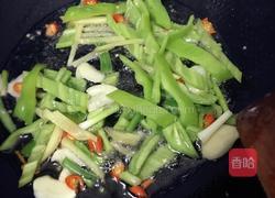 猪耳朵爆炒辣椒的做法图解2
