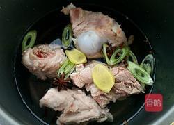 大骨头炖酸菜的做法图解3