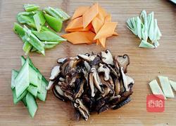 香菇鸡片的做法图解3