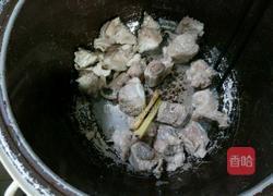 酸菜排骨的做法图解4