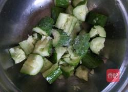 黄瓜拌油条的做法图解2