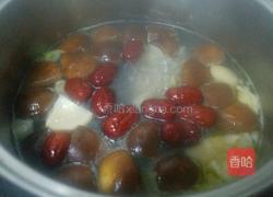 红枣枸杞香菇鸡汤的做法图解7