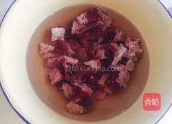 牛腩萝卜汤的做法图解2