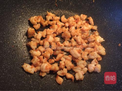 再分别炒虾仁放一勺匙的咖喱粉和少许酱油作调味。