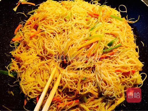 然后将米粉放进锅与虾仁一起再放少许芝麻香油，咖喱粉，适量盐，鸡精和酱油炒均匀。按照个人口味进行添减调味料。
