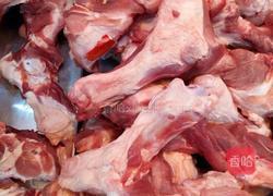 筒子骨萝卜汤的做法图解1