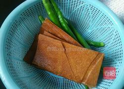 青椒炒酱干的做法图解1