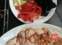 青椒炒鸡块的做法图解1