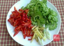 苦瓜炒腊肉的做法图解3