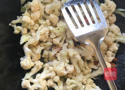 素炒菜花的做法图解1