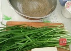 豆腐粉条韭菜包的做法图解2