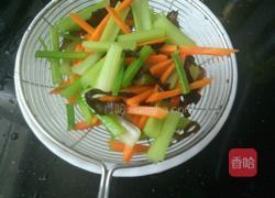 凉拌芹菜的做法图解4