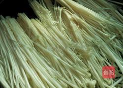 蒜苗拌金针菇的做法图解1