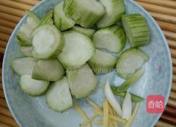 花蛤丝瓜汤的做法图解1