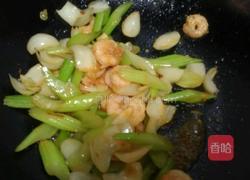 西芹百合炒虾仁的做法图解8