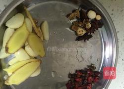 胡萝卜香菇烧土鸡的做法图解1