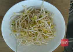 黄豆芽炒木耳的做法图解2